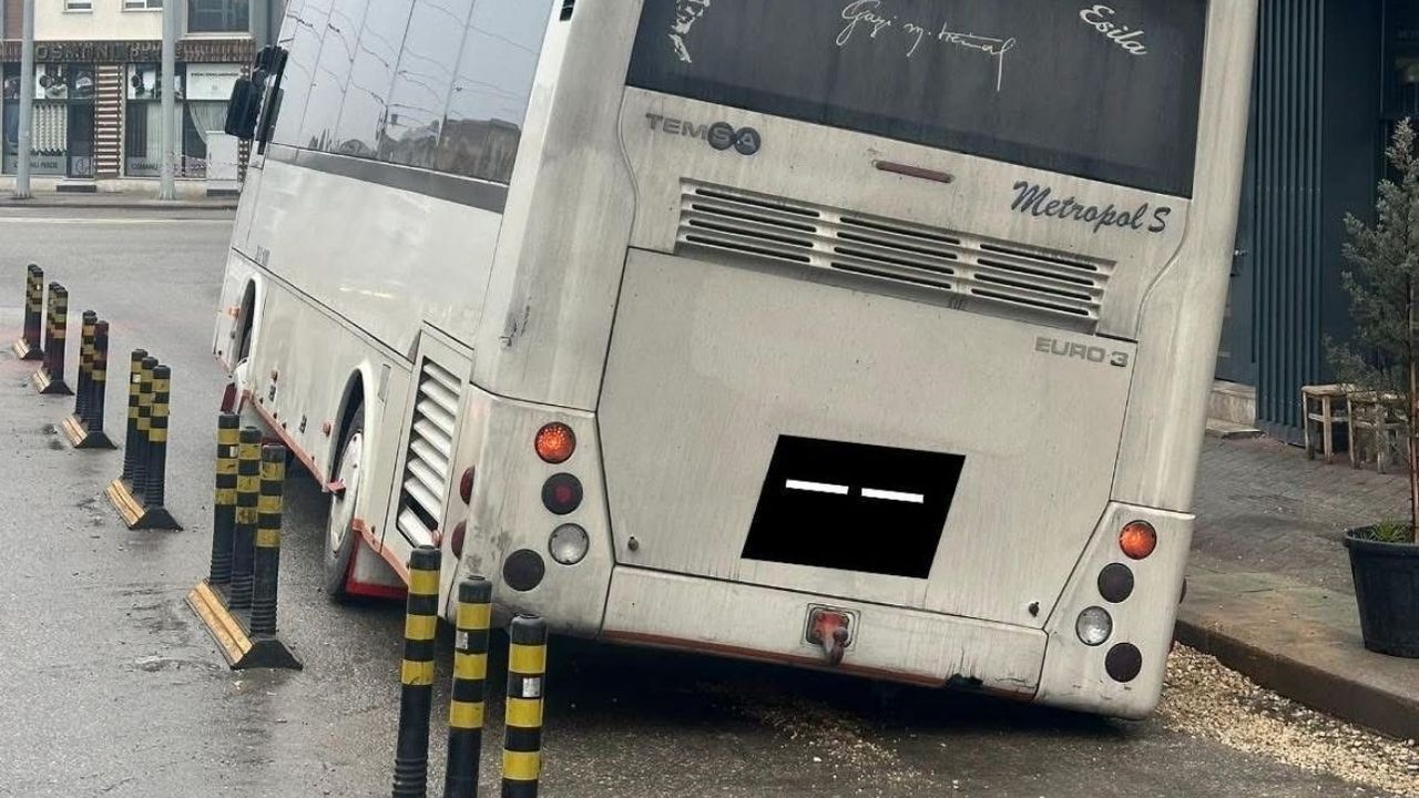Minibüs caddedeki çukur yüzünden az kalsın devriliyordu