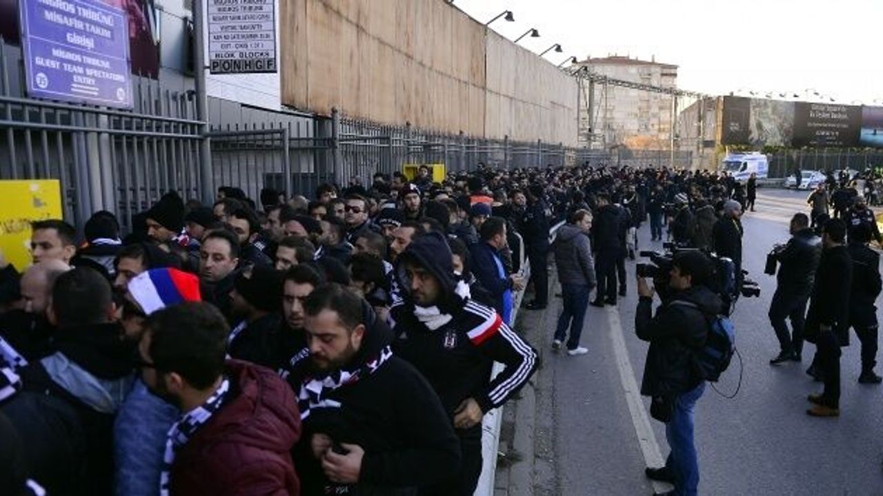 Beşiktaşlı taraftarlar Kadıköy'e geldi