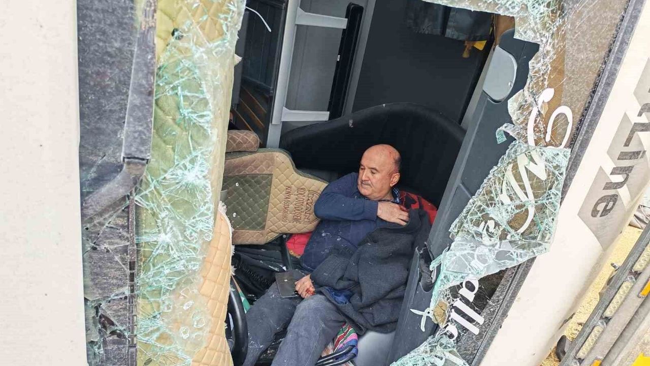 Çorum'da devrilen tırın sürücüsü yaralandı