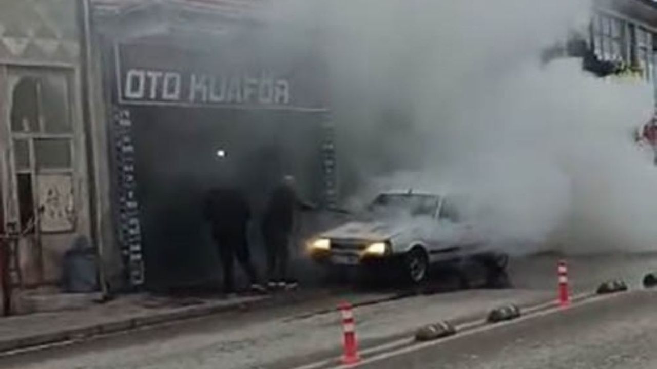Seyir halindeki otomobil yandı, esnaf yardıma koştu