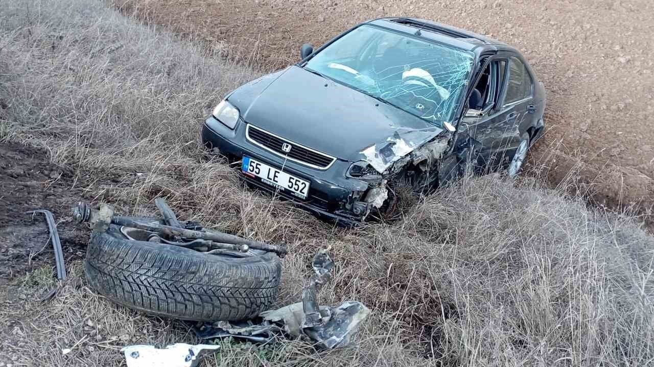 İki otomobil kafa kafaya çarpıştı: 3 yaralı