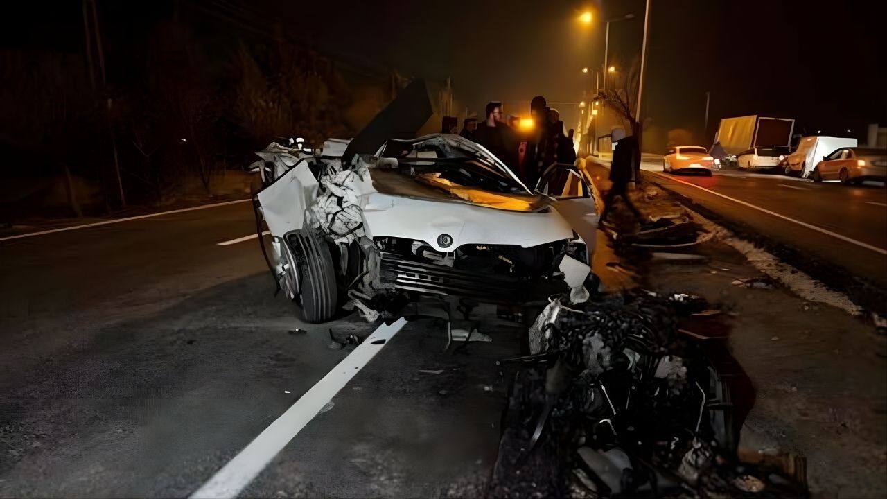 Park halindeki tıra çarptı: Otomobilde 2 kişi yaralandı