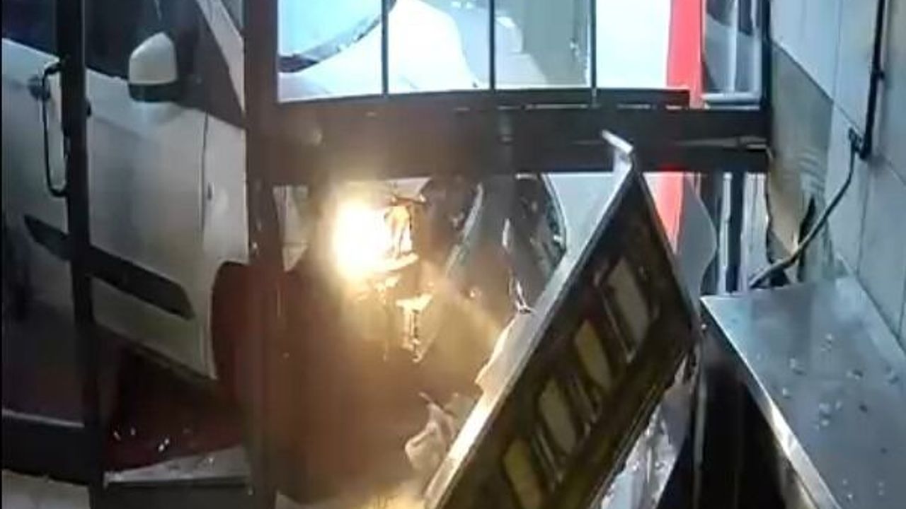 Şaka gibi olay... Lavaş getirdiği dönerciye aracıyla girdi