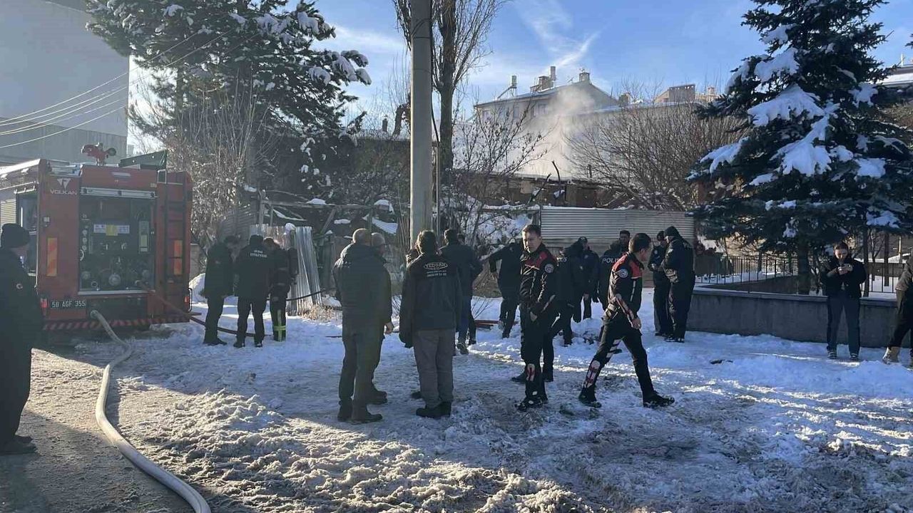 Müstakil evde yangın: Yaşlı adamı itfaiye kurtardı