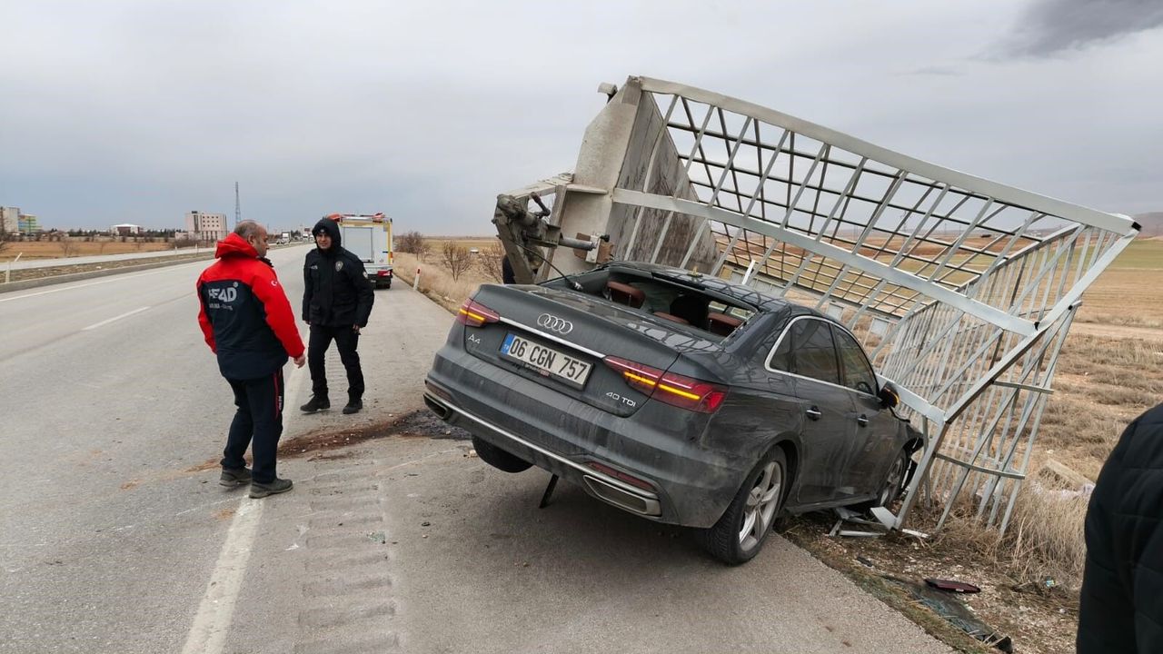 Yolda korku dolu anlar: Şiddetli rüzgar 3 aracı devirdi!