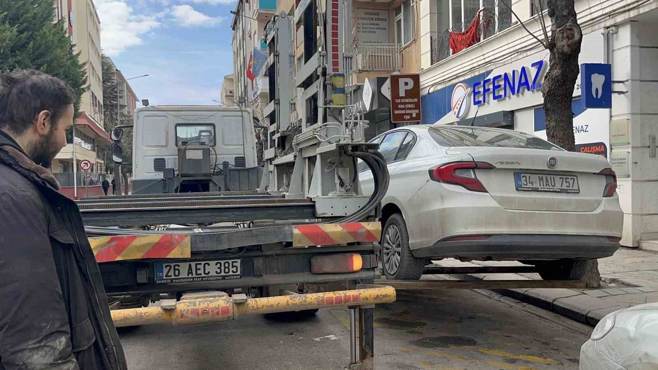 Engelli ve otobüsler için ayrılan alanlara park edilen araçlar çekilip ceza yazıldı