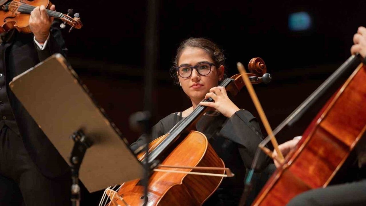 Çello performanslarıyla tanınan Adasu Akın kimdir? Kaç yaşında? Nereli? Adasu Akın kimdir?