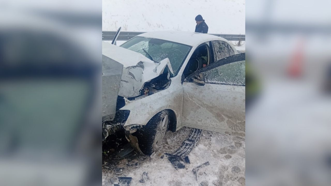 Feci kaza: Otomobiller bariyere çarptı! 3 yaralı