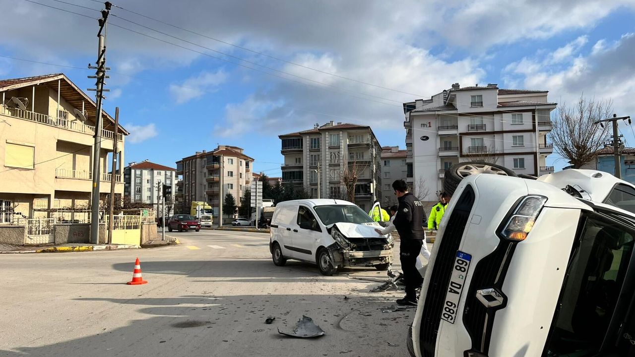 Hafif ticari araçla otomobil çarpıştı