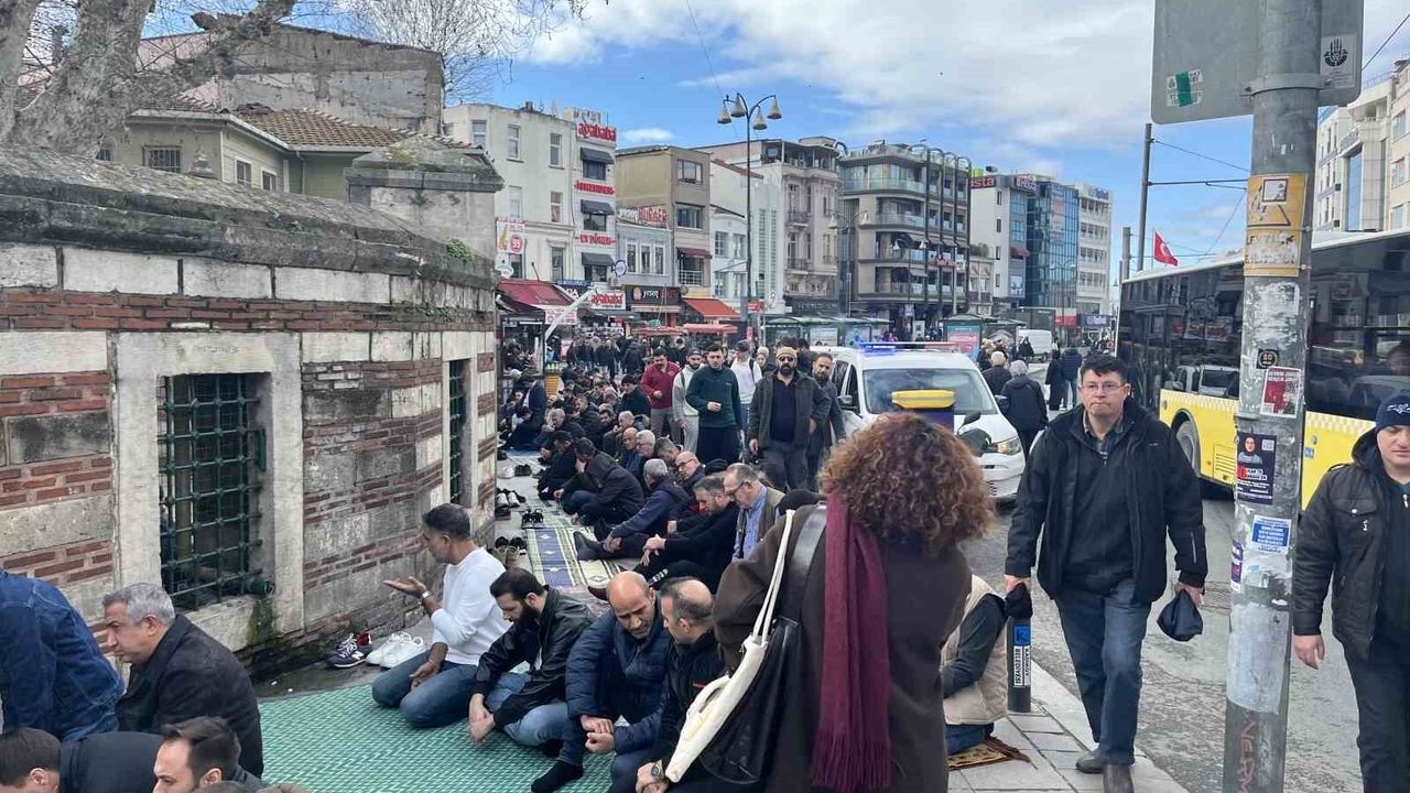 Cami cemaati mağdur!