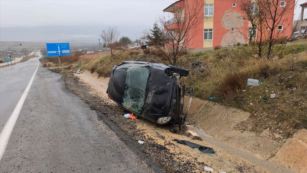 Şarampole devrilen otomobilde hasar oluştu