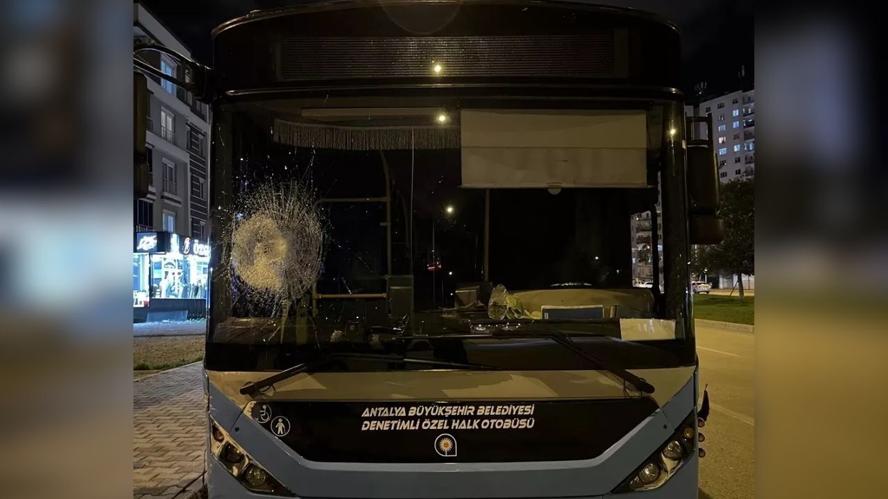 Halk otobüsü araç ve yayalara çarptı: 5 yaralı!