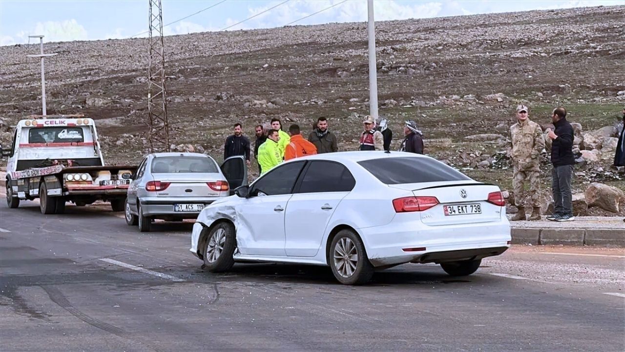 İki otomobil çarpıştı: 6 kişi yaralandı!
