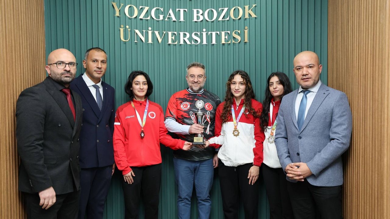 Rektör Yaşar şampiyon öğrencileri tebrik etti