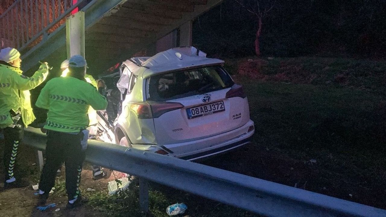 Sürücü direksiyon hakimiyetini kaybetti: 1 ölü, 1 ağır yaralı!