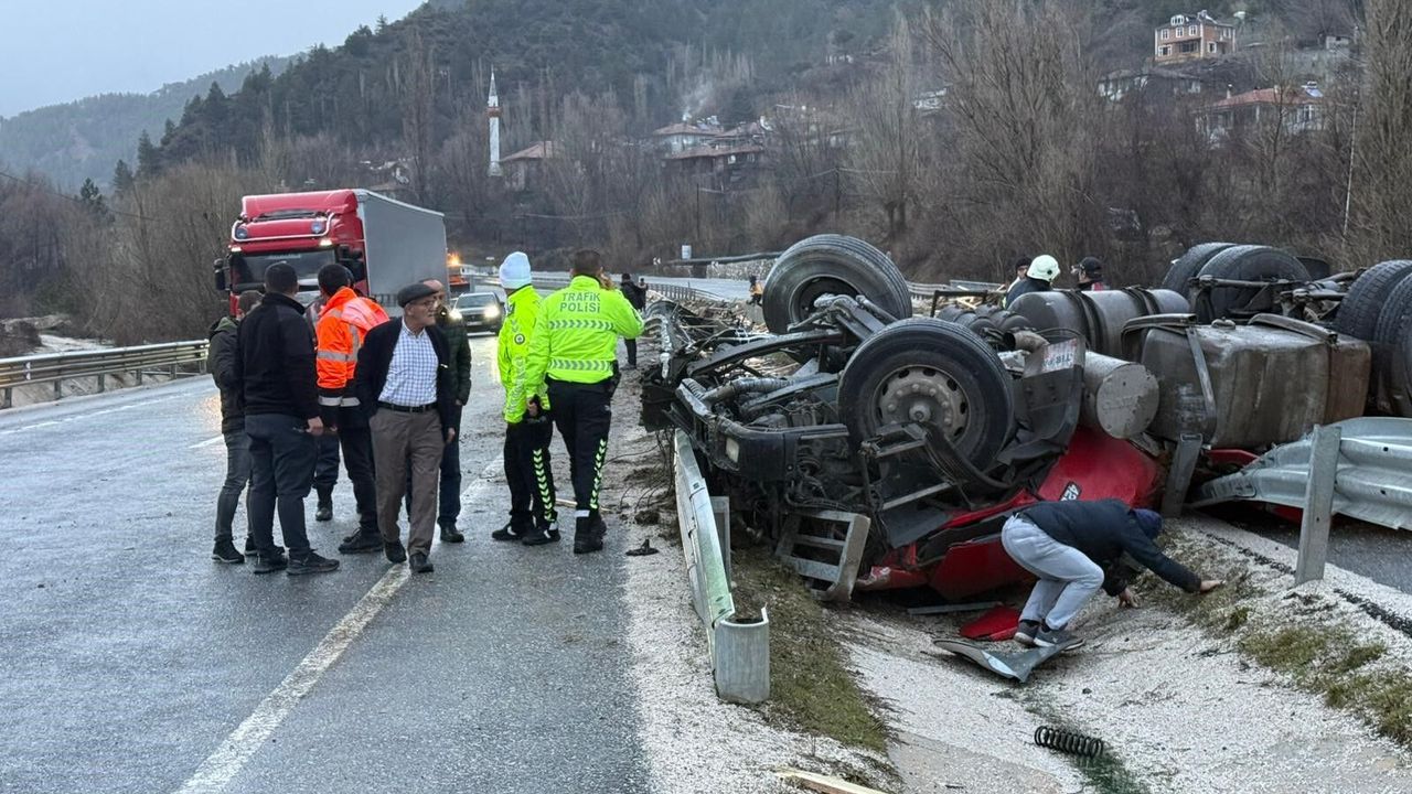 Tahta yüklü tır devrildi: Altında kalan sürücü can verdi!