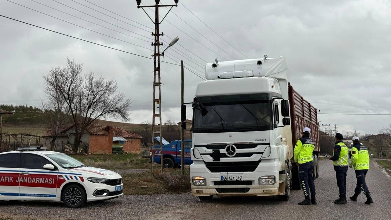 Jandarma ekipleri Tonajlı araçları denetledi