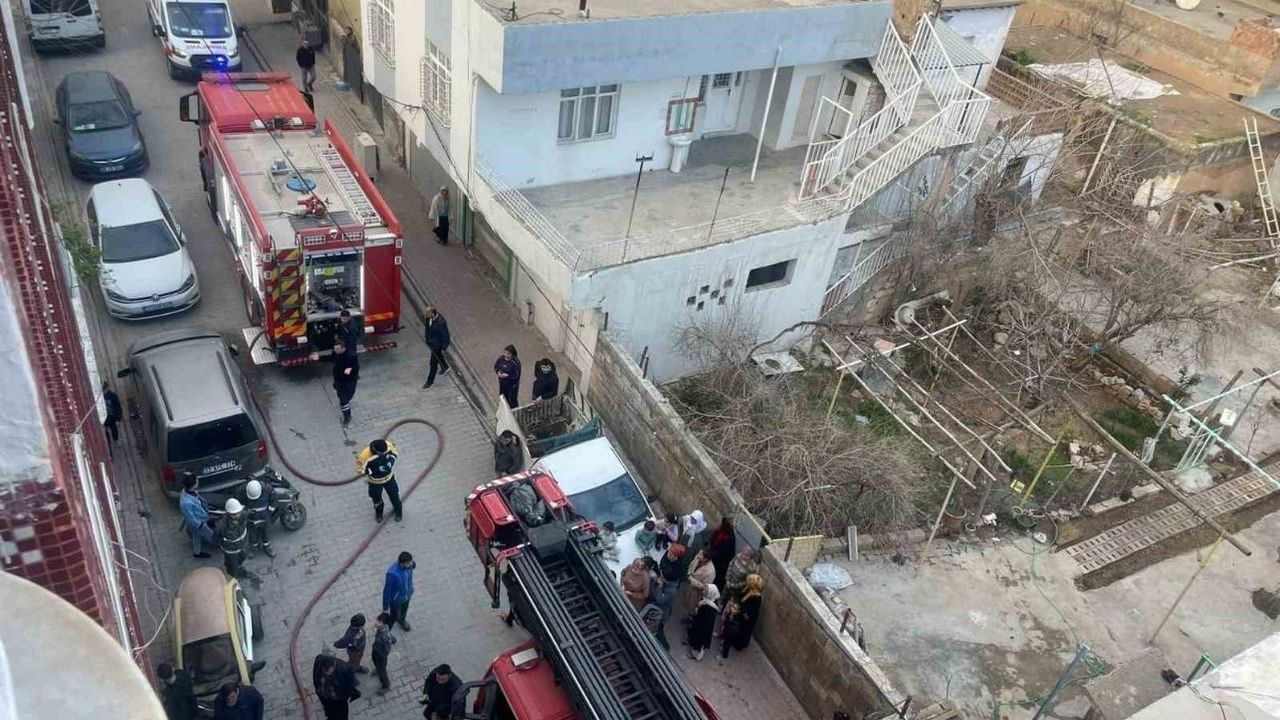Apartman katında çıkan yangın paniğe neden oldu