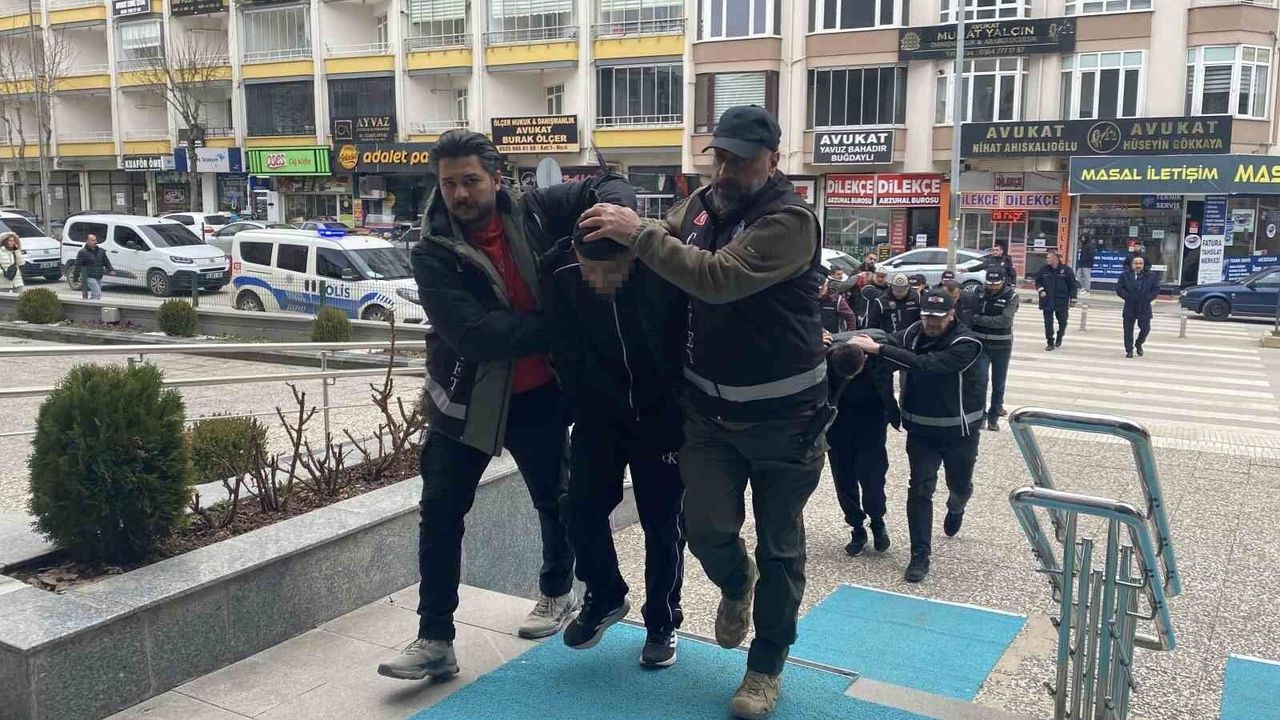 İş yerlerine silahlı saldırı düzenlediler