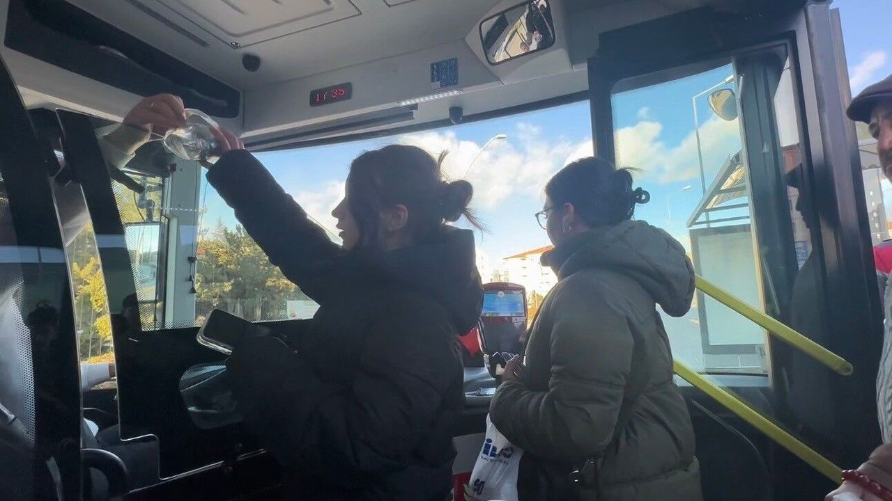 Otobüs şoföründen vefa: İftara yetişemeyenlere yiyecek dağıttı