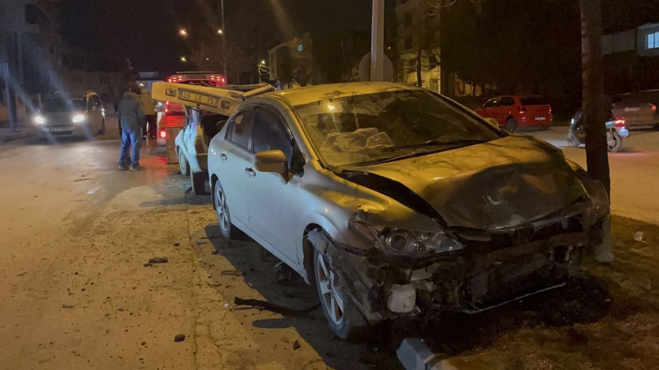 İki otomobil çarpıştı: 4 kişi yaralandı