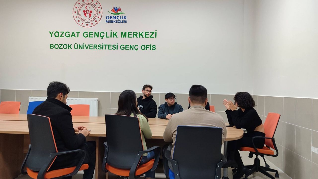 Yozgat’ta gençler İngilizce münazara için çalışıyor