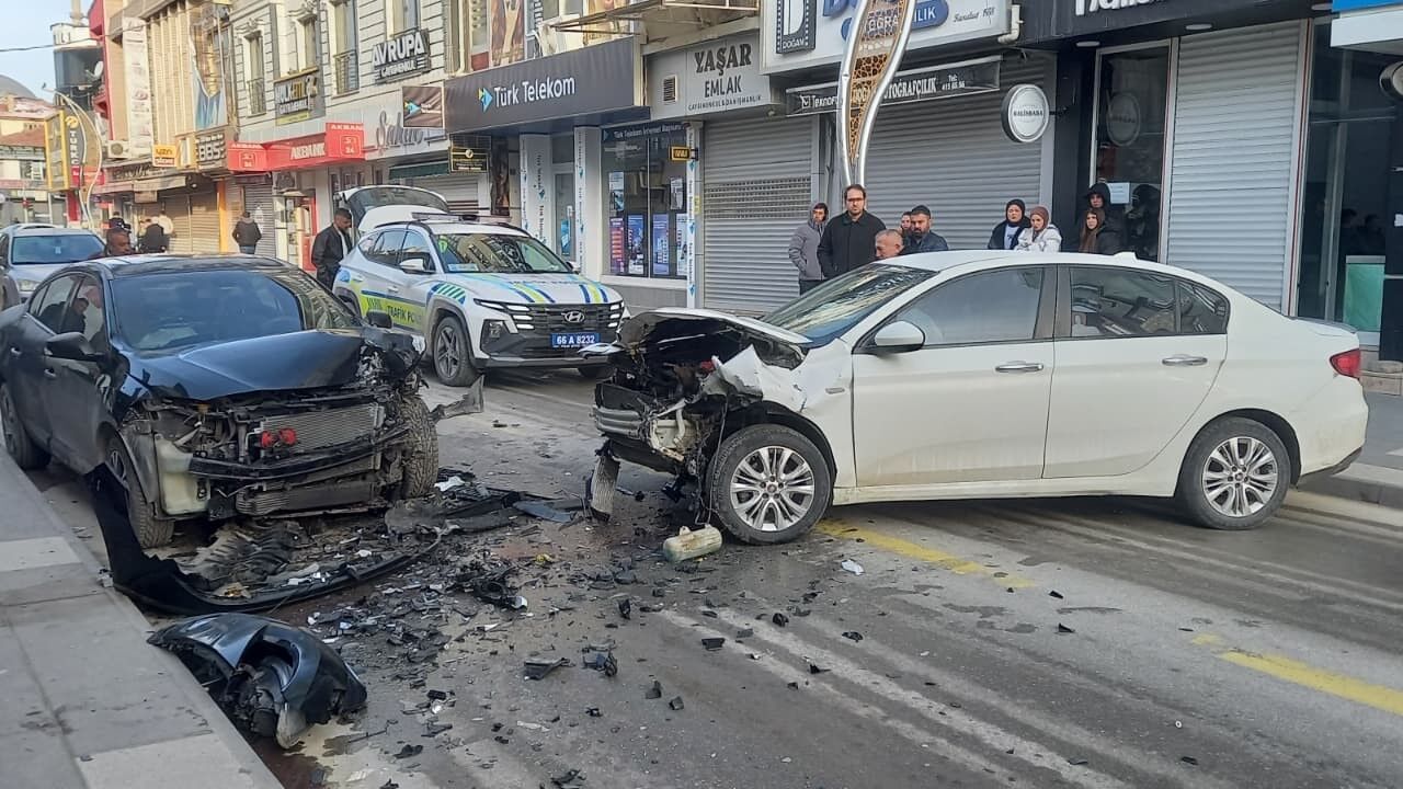 Yozgat’ta otomobiller kafa kafaya çarpıştı