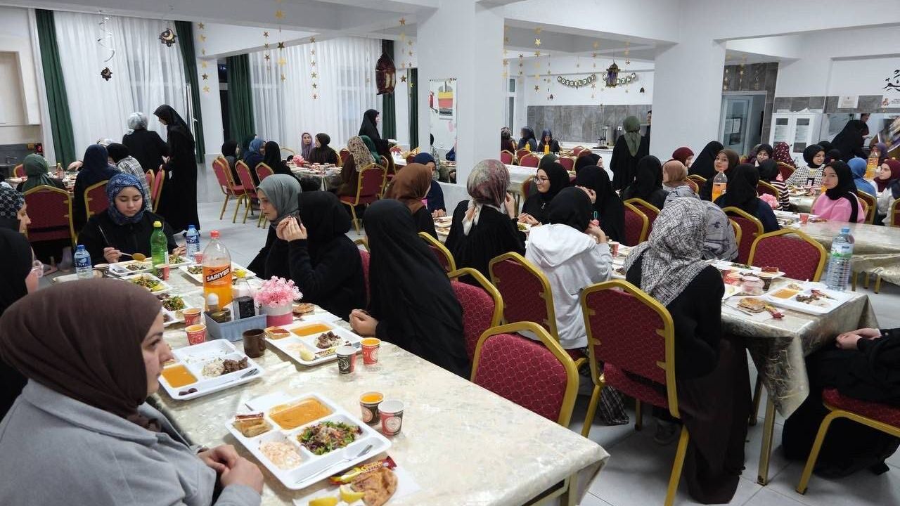 Yozgat Valisi Mehmet Ali Özkan'ın eşi Arzu Özkan hafız öğrencilerle buluştu