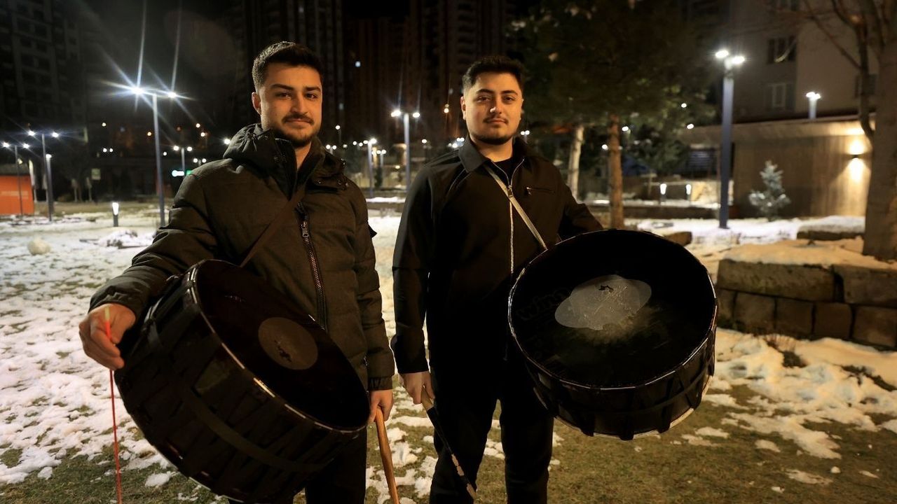 İki genç 4 yıldır manilerle vatandaşları sahura kaldırıyor