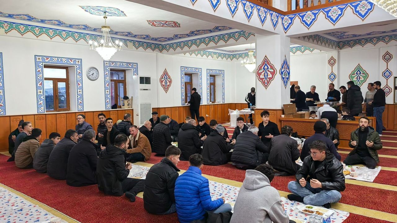 Akdağmadeni’nde camide iftar buluşması