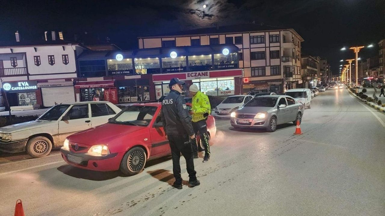 Çekerek’te ışıklı ve sesli uyarı denetimi: 2 araç trafik cezası aldı