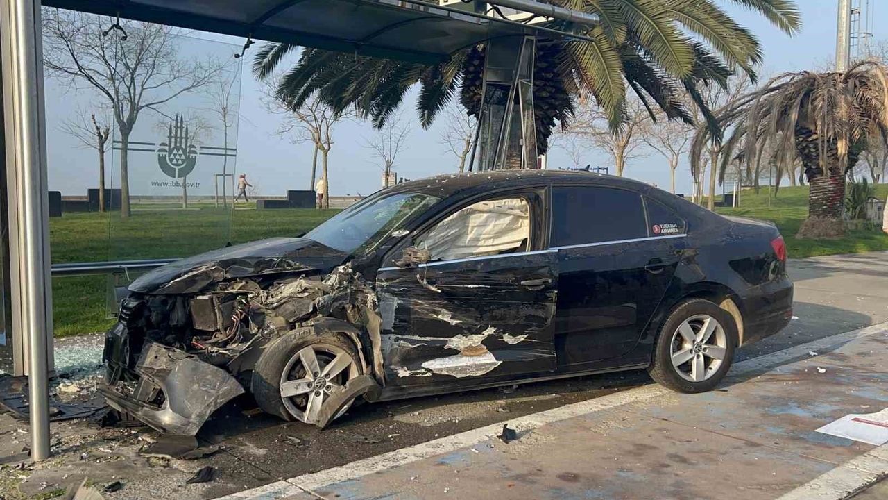 Hafriyat kamyonuna çarpan araç durağa daldı: 2 yaralı