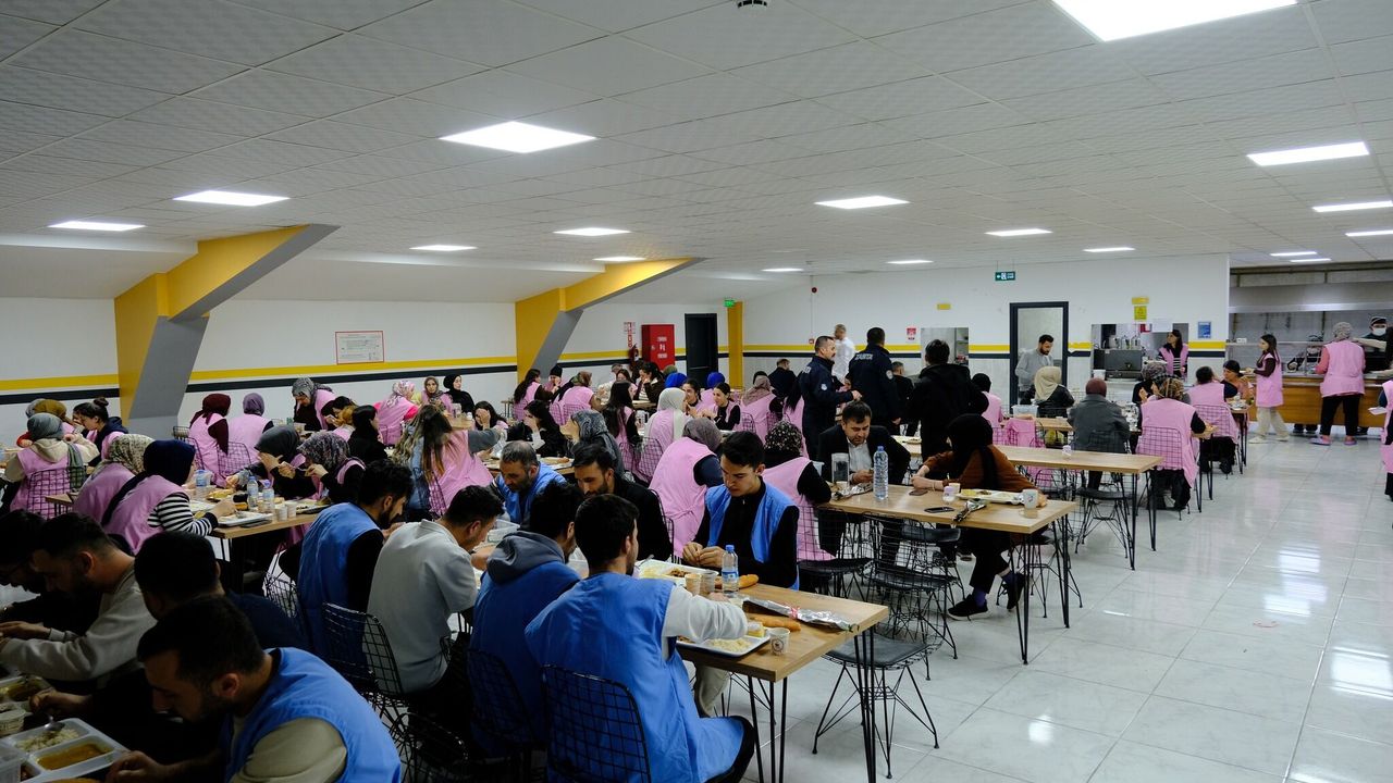 Akdağmadeni Belediye Başkanı, tekstil fabrikasında işçilerle iftar programında buluştu