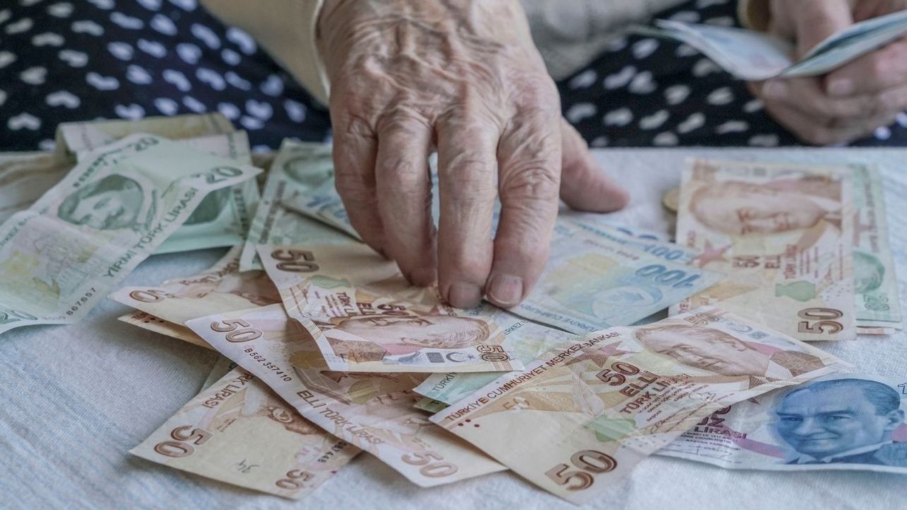 Emeklilere çifte bayram müjdesi: Aylık ve ikramiyeler hesaplara yatırılmaya başlandı