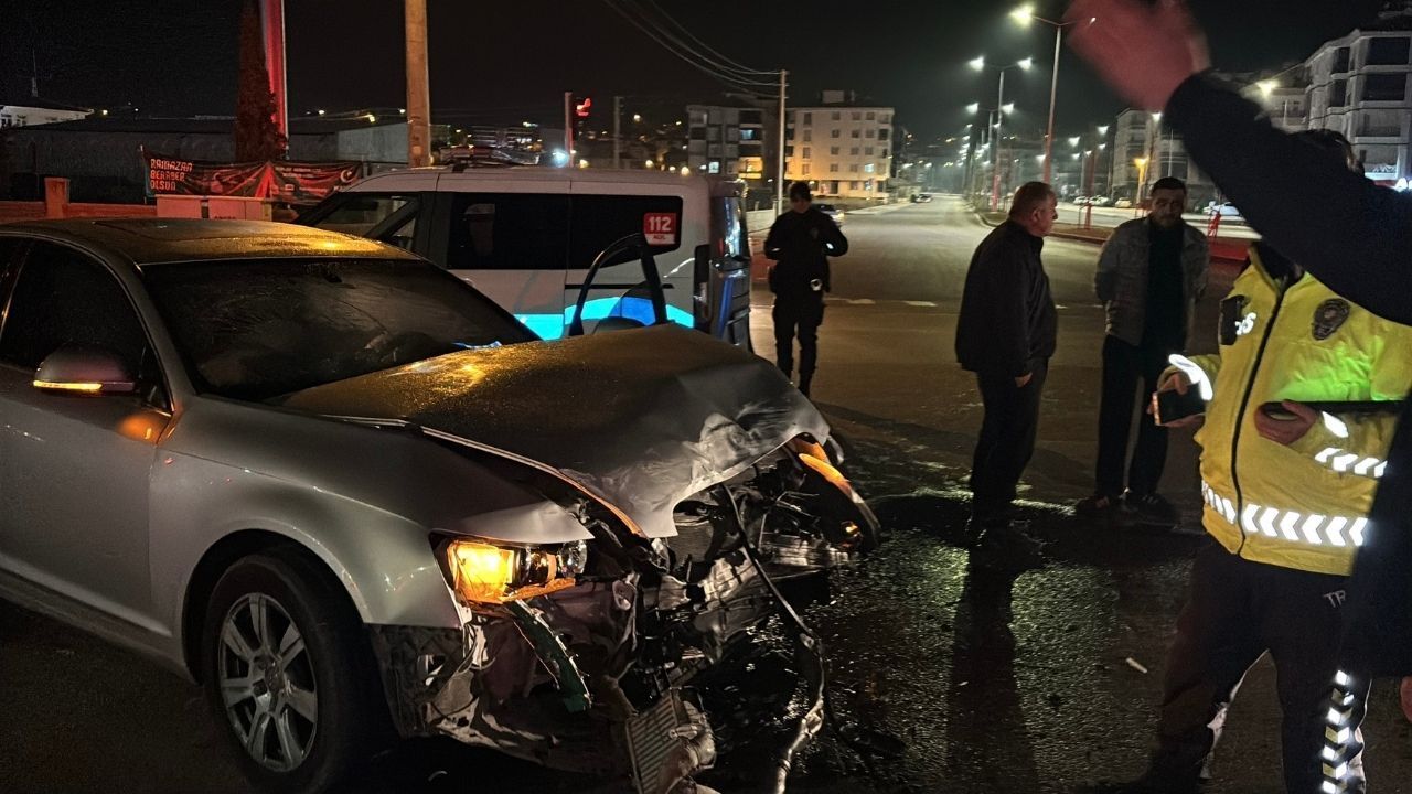 Kuzenler kavşakta çarpıştı: 1 yaralı