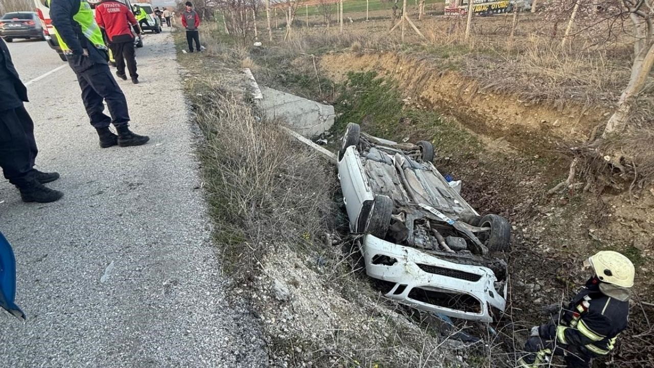 Otomobil dereye devrildi: 4 kişi yaralandı