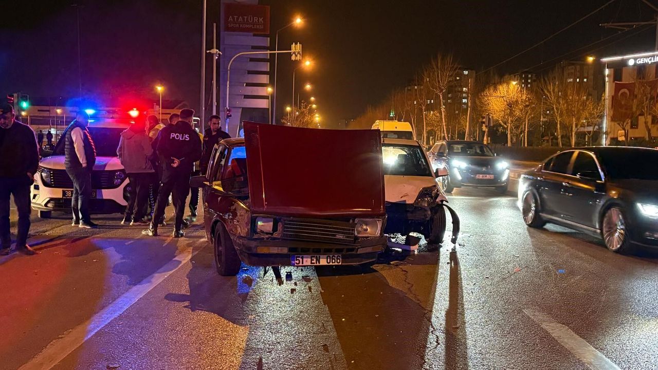 İki otomobil çarpıştı! 1 kişi yaralandı