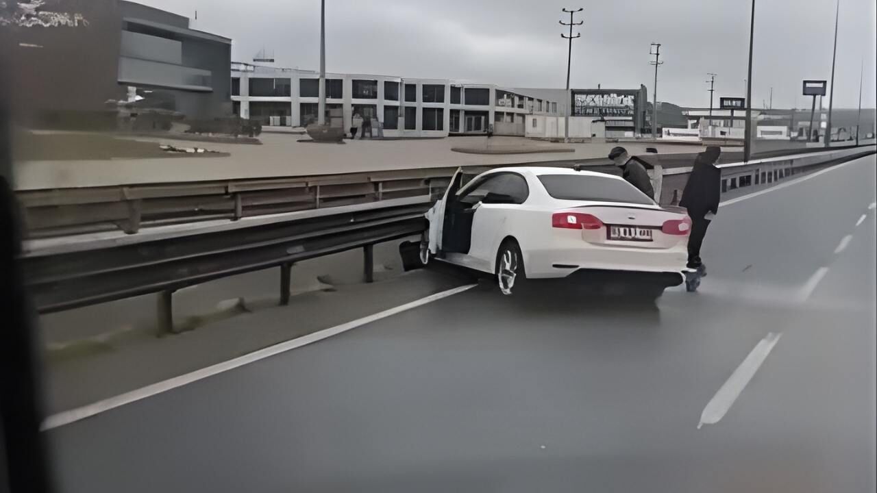 Kontrolden çıkan otomobil prefabrik yapıya daldı