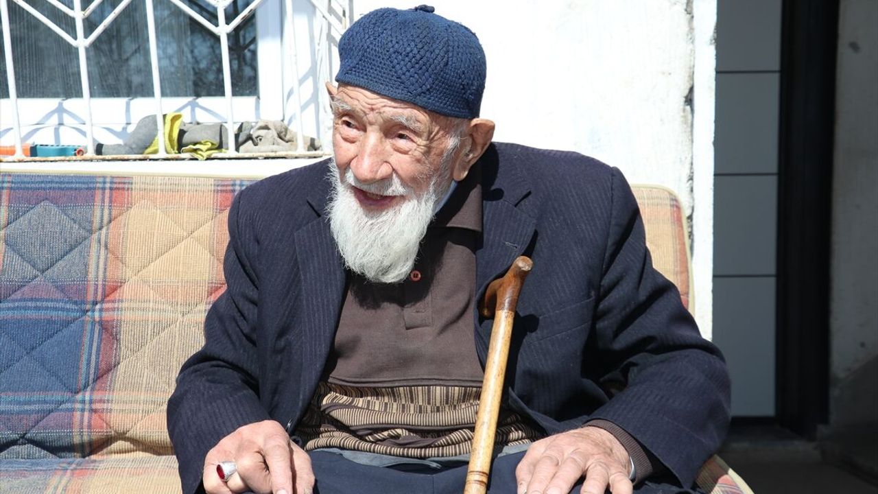 99 yaşındaki 'Kaya dede' enerjisiyle dikkati çekiyor
