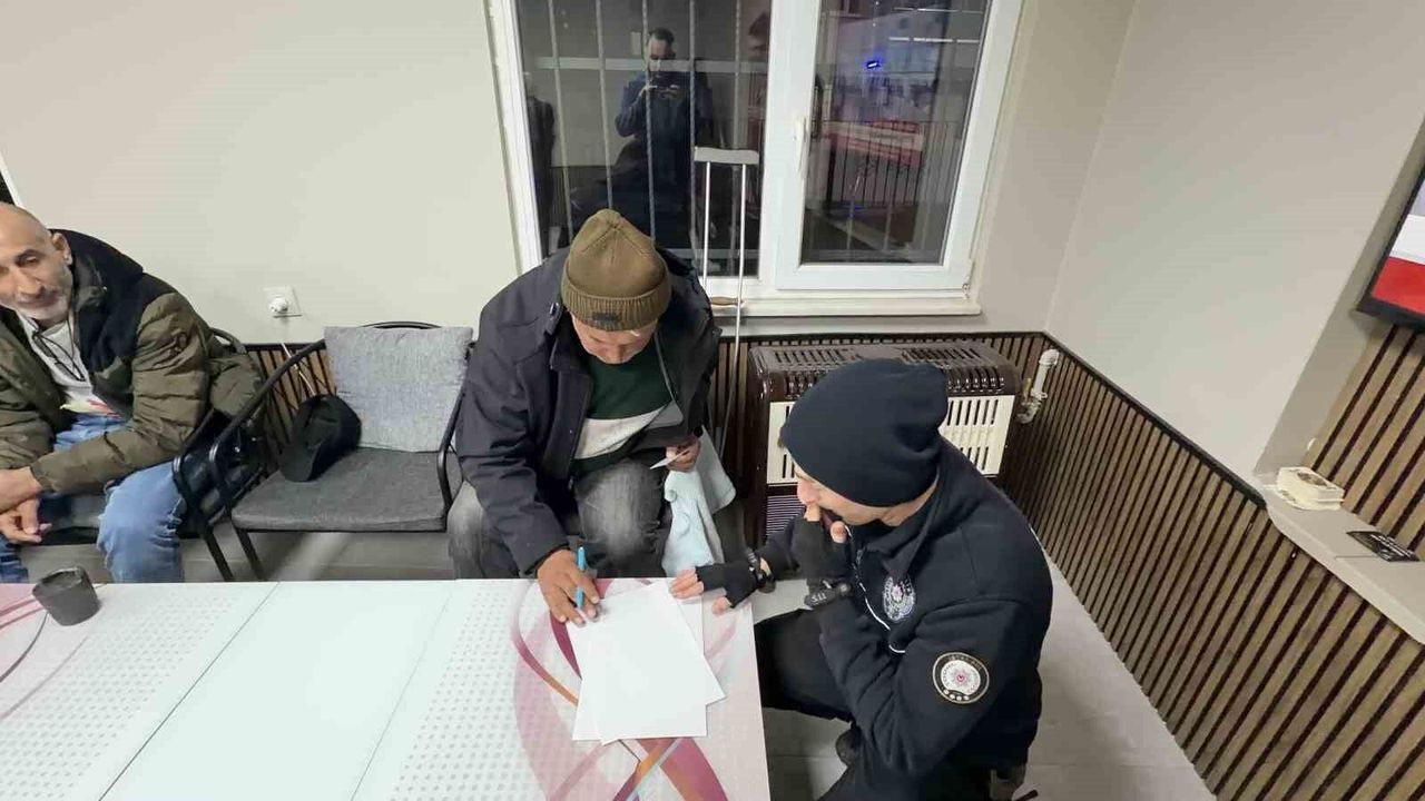 Engelli vatandaş bulduğu parayı polise teslim etti