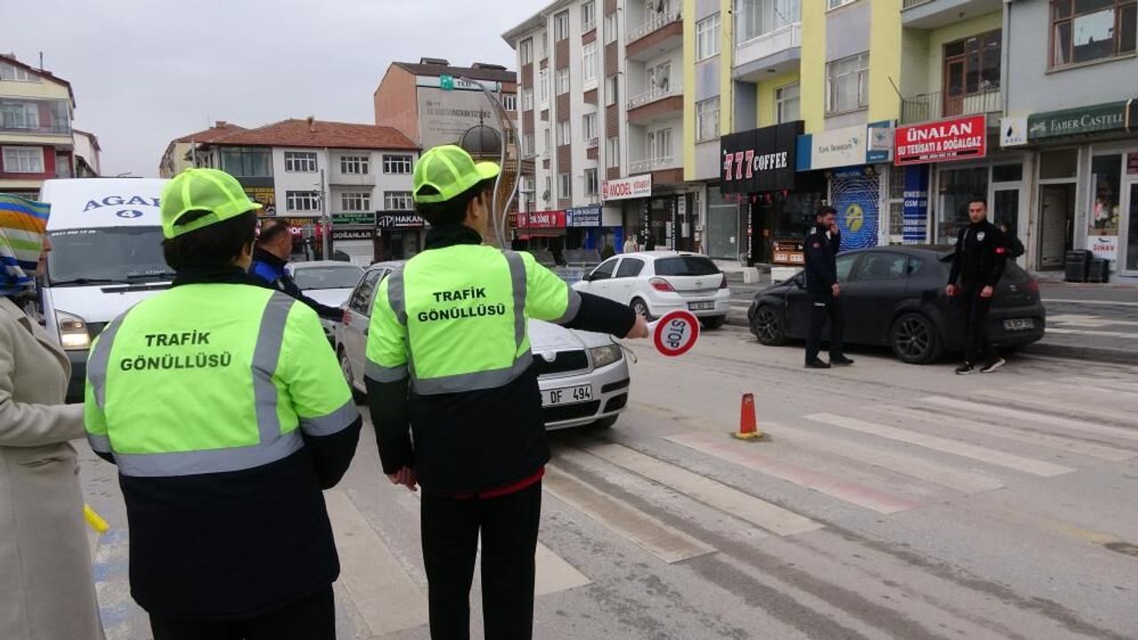 Yozgat'ta trafiğe öğrenciler yön verdi