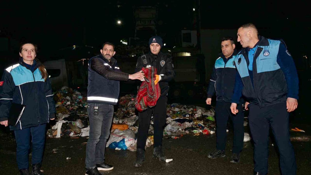 Çöpten servet çıktı: 1 milyon 200 bin TL'lik altın sahibine teslim edildi