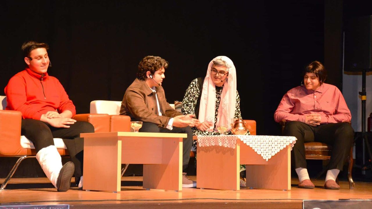 Yozgat’ta öğrencilerden sahne performansı: Tiyatro oyunu ayakta alkışlandı