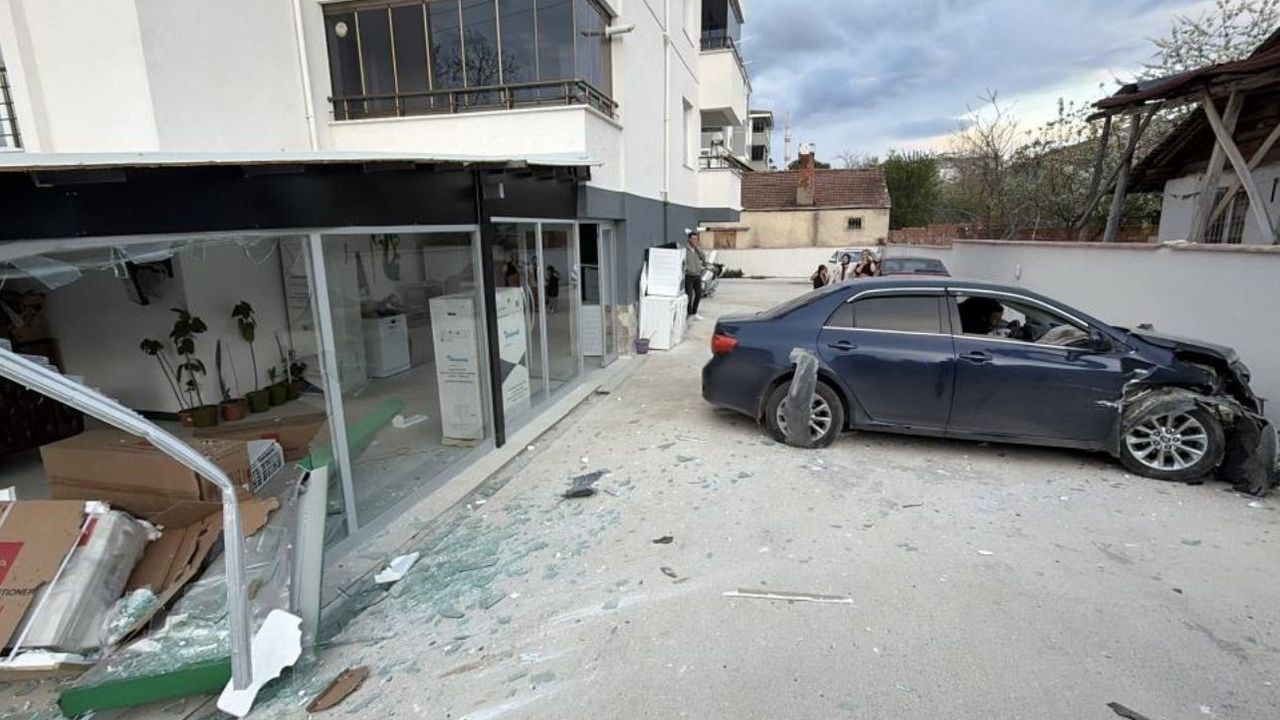 Feci kaza: Otomobil markete çarptı, 2 kişi hastaneye kaldırıldı