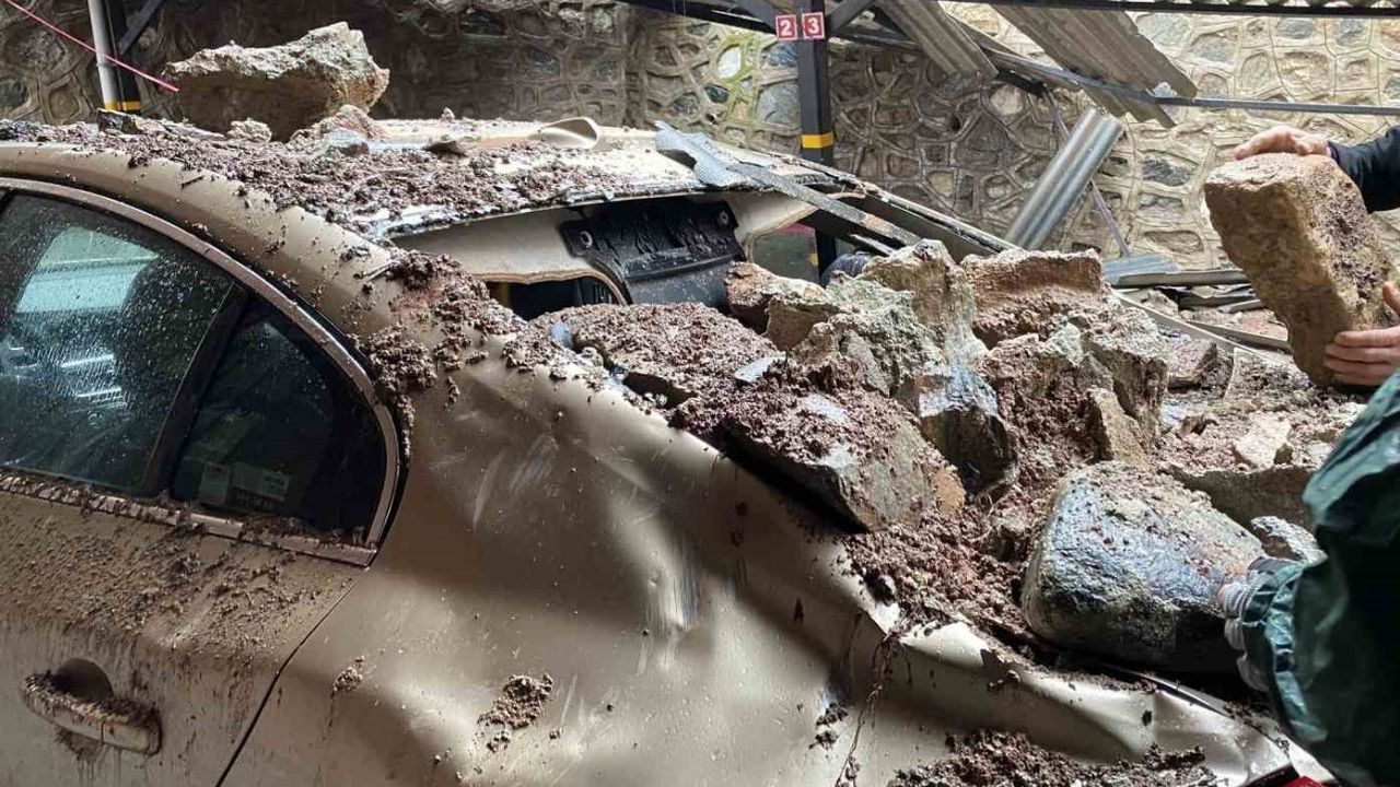 Yağış sonrası istinat duvarı çöktü: 3 lüks otomobil hasar gördü