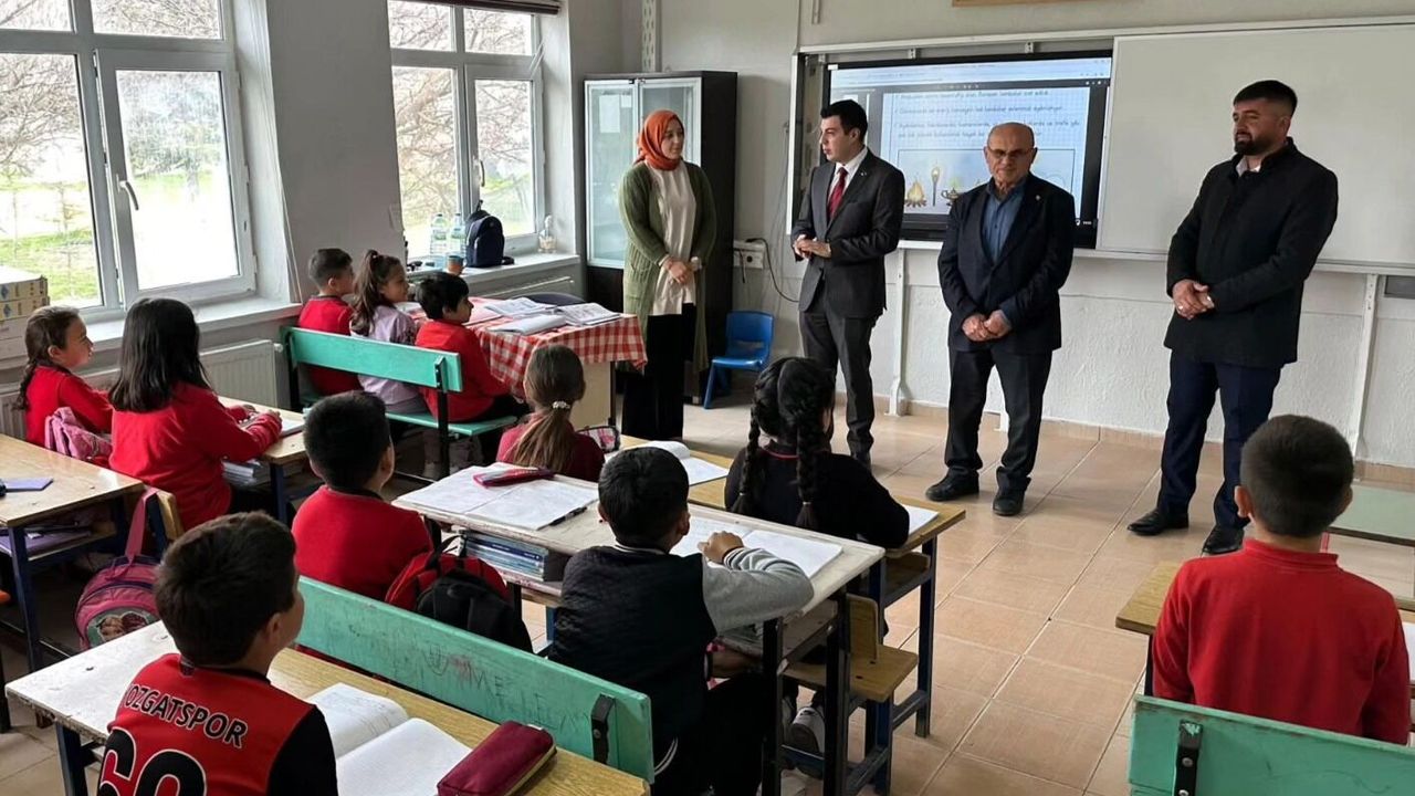 Yenifakılı Kaymakamı İsa Uğur, Bektaşlı’da öğrencilerle buluştu