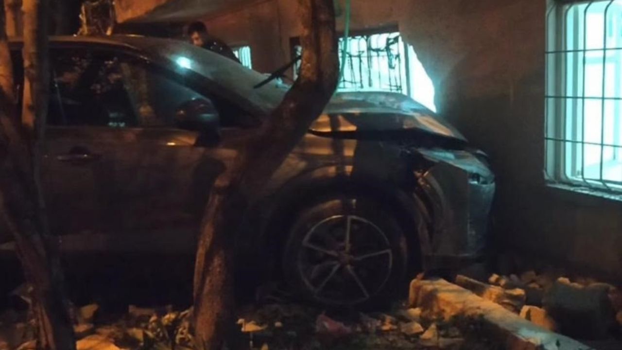 Kontrolden çıkan otomobil eve çarptı: 1 yaralı