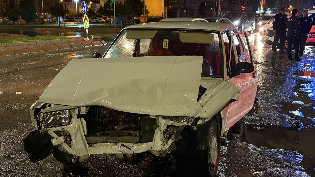 İki otomobil çarpıştı! Tofaş kağıt gibi ezildi