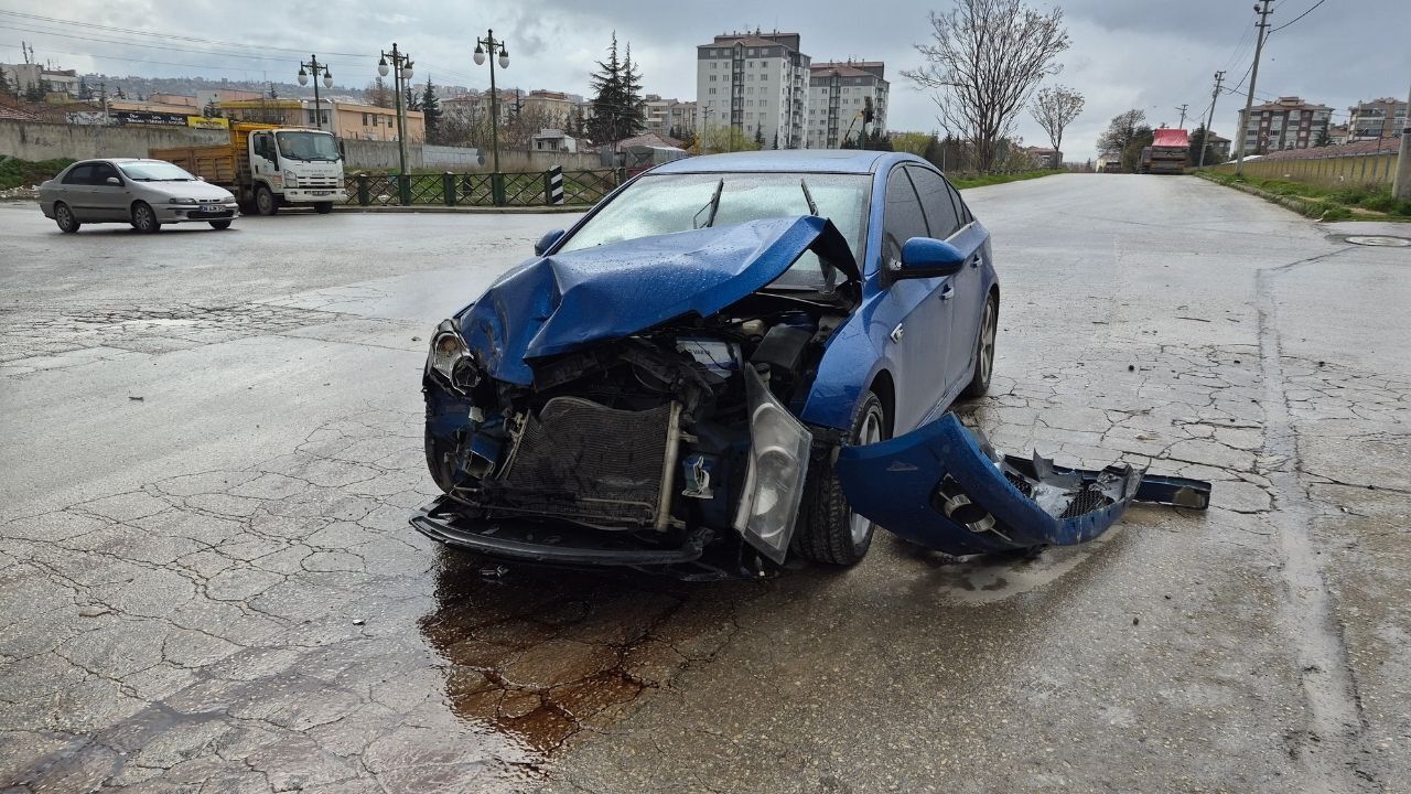 ‘Dur’ levhasına uymadı: Çöp kamyonuna çarptı!