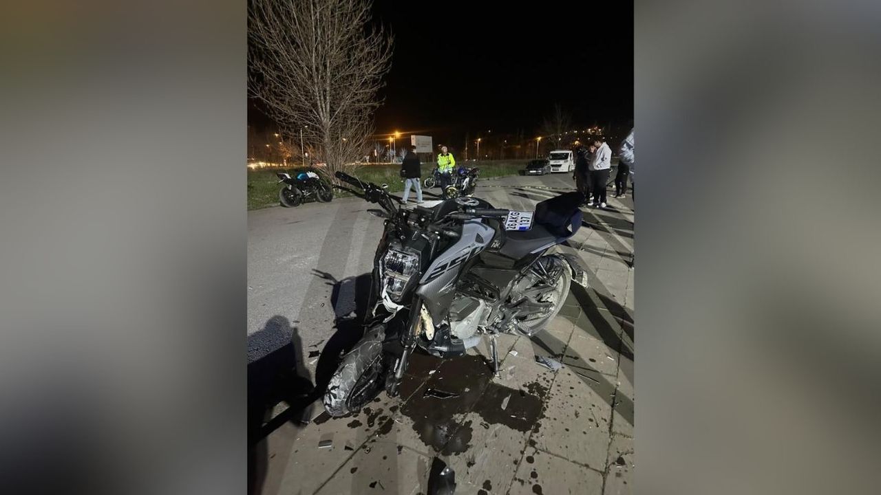 Tehlikeli gösteri kazayla bitti: 2 motosiklet çarpıştı